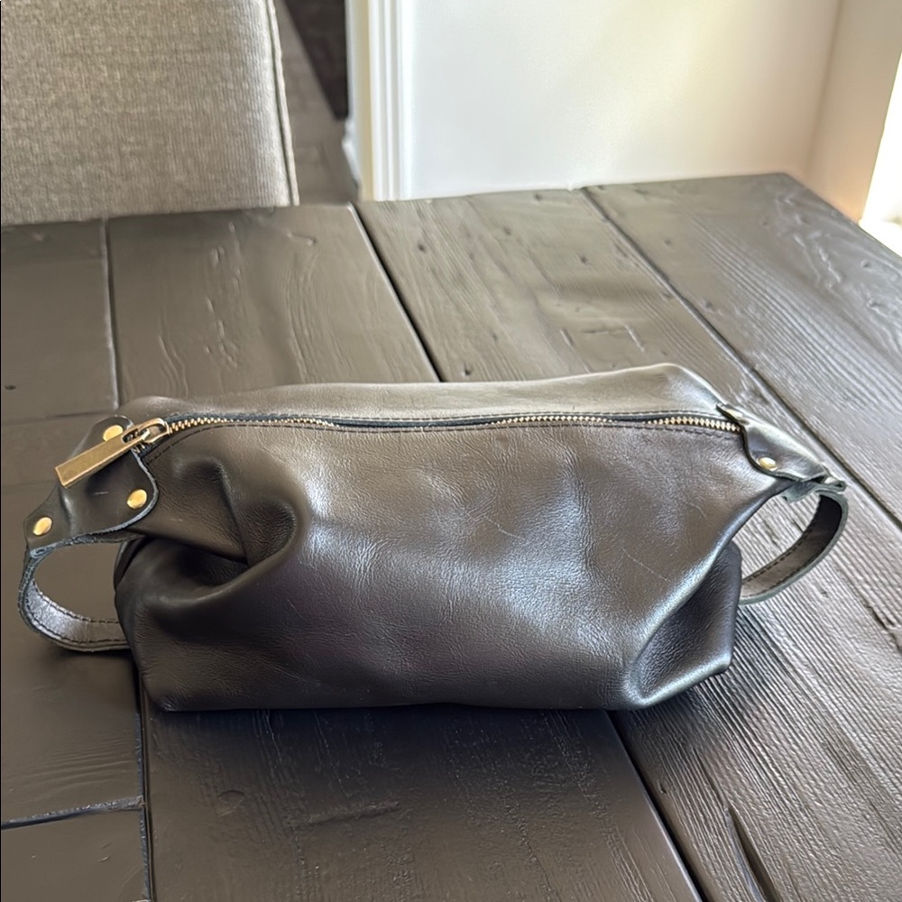 Unoeth Black Leather Travel Bag